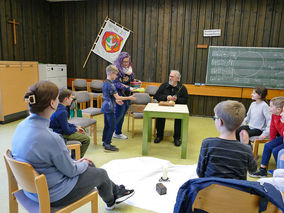 Symbolische Mantelteilung mit den Kommunionkindern (Foto: Karl-Franz Thiede)